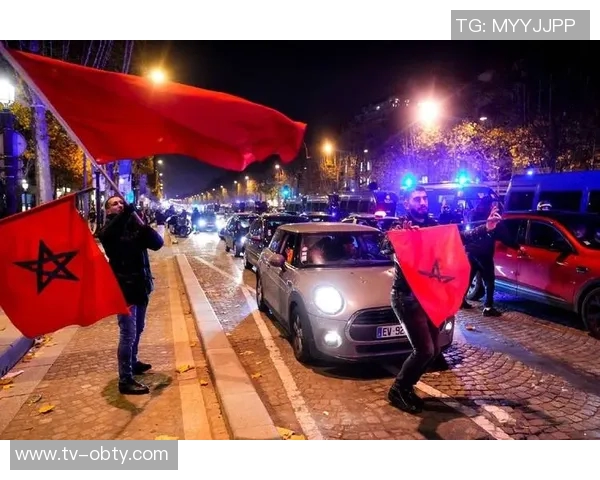 巴黎极端球迷放烟火送别荣誉满载的2025年数十人被警方逮捕